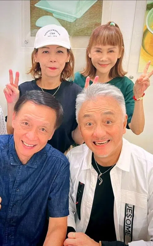 吴岱融（下排右）将与洪国锐（下排左）、林雨（上排左起）、何洁等，共同在新加坡参与《漫步人生路》演唱会。（吴岱融提供）
