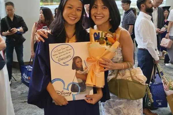 周初明的大女儿Chloe从新加坡国立大学毕业，太太陈怡璇在社媒分享照片，并写下长文祝贺。（取自陈怡璇IG）