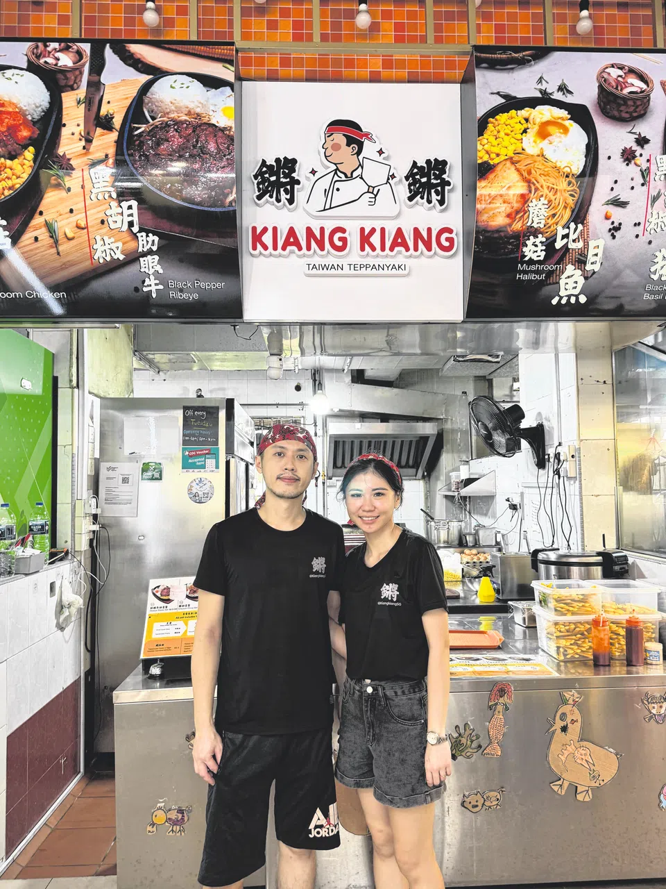 位于兀兰32街第325座组屋楼下的“锵锵铁板烧”由陈秋怡（左）与许玄烨两夫妻共同经营。（冯凯麟摄）