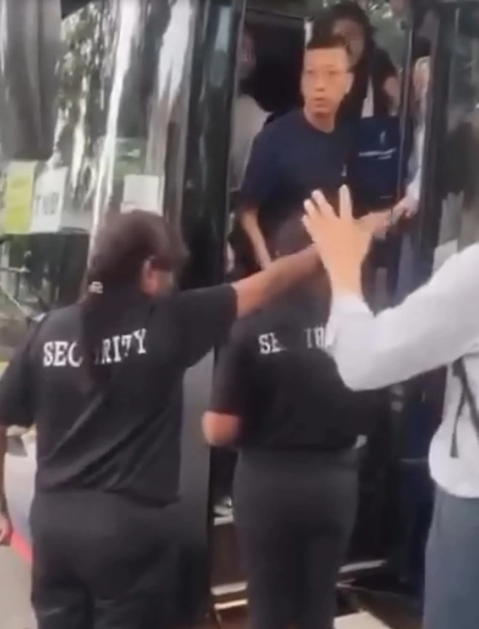 李卓兴与女保安爆发冲突。（取自网络）