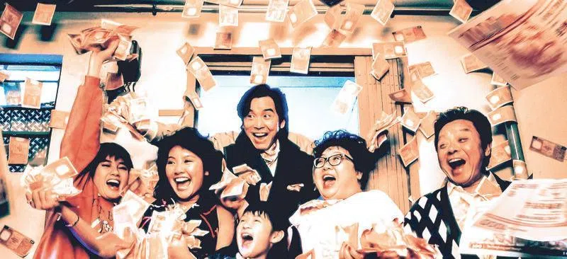 《富贵逼人》1987年上映，李丽珍（左一）难忘沈殿霞（右二）和董骠（右一）当年犹如亲人。（取自网络）