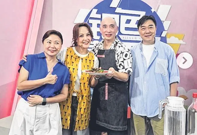陈丽贞和老公李世雄上《银色嘉年华》节目，主持人为向云、郭亮。（取自艺人IG）
