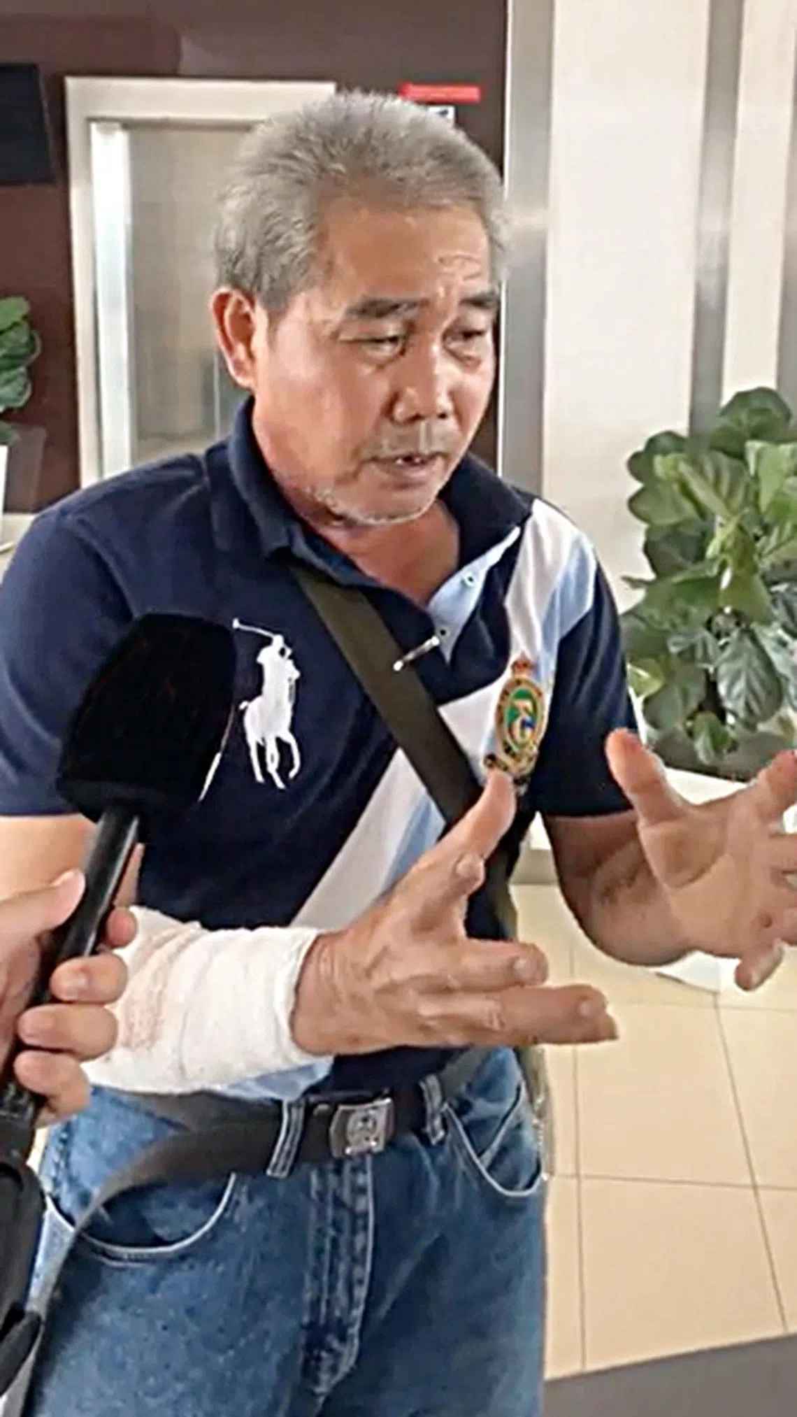 其中一名受伤男乘客在直播中描述事发过程。（取自脸书）