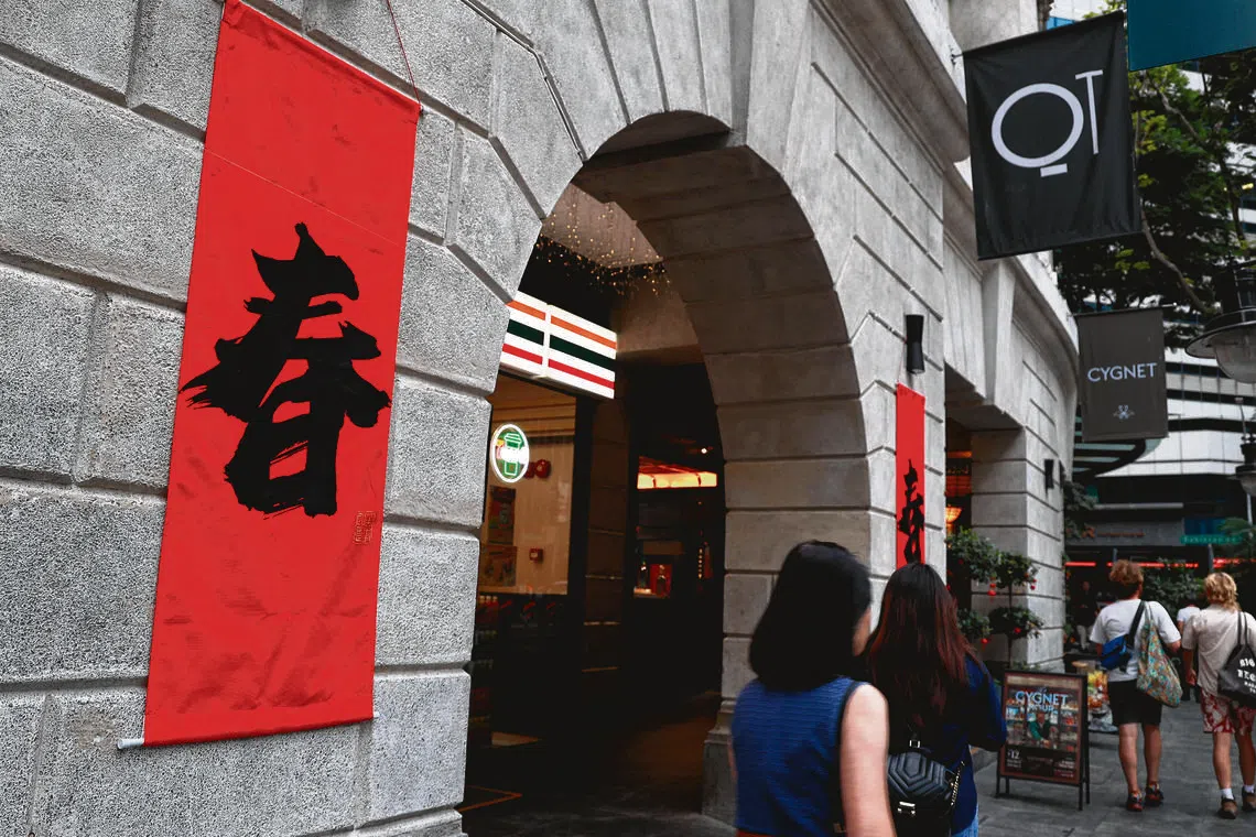 酒店侧边的门柱挂上一对“春”字的新春斗方。（纪允贤摄）