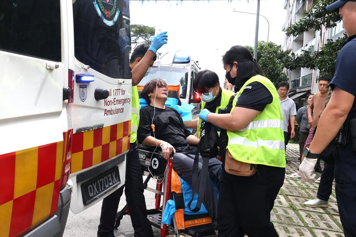 肇事男子也被送上救护车。（庄耿闻摄）