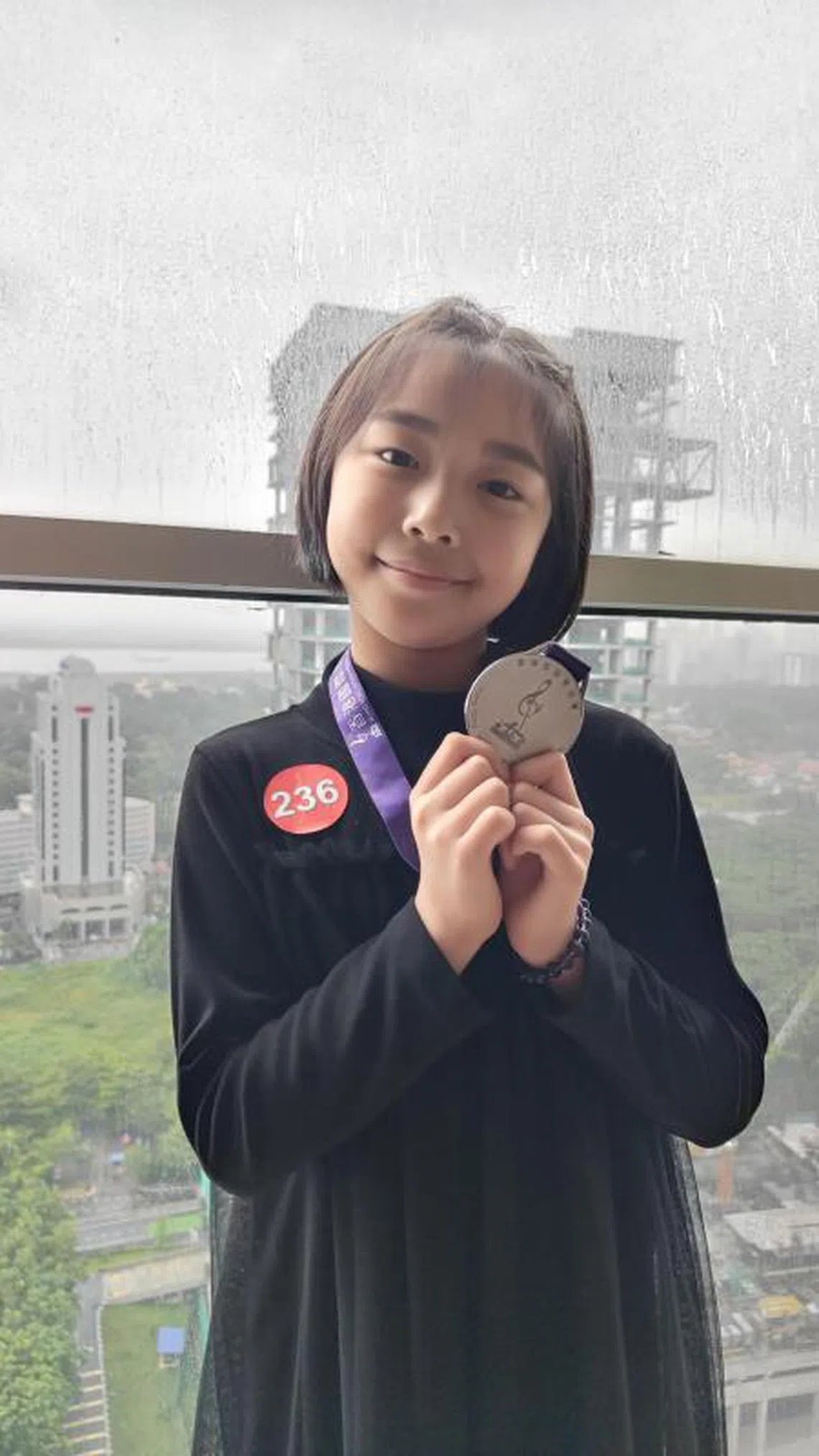 姚彣隆女儿姚洛慧在香港国际音乐节—马国区初赛，赢得小提琴比赛银牌。（受访者提供）