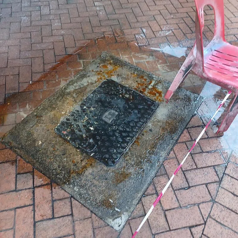 组屋地下水管被指常阻塞，地面上的阴沟洞旁可见一层油渍。（取自脸书）