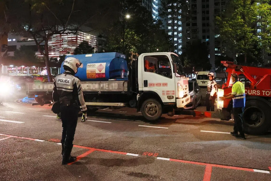 警方完成搜证后，涉事罗厘被拖走。（潘丰源摄）