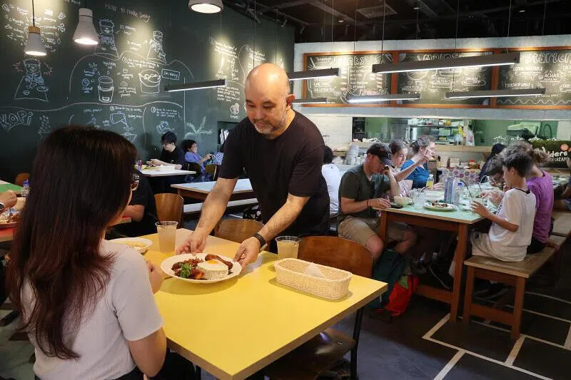 Old School Delights老板辜俊财为食客送上餐点。（蔡振鸿摄）