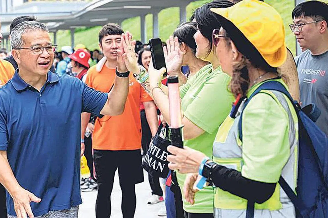 唐振辉亲切地和参与活动的民众打招呼。（庄耿闻摄）