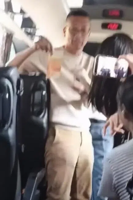又有视频爆出，指李卓兴在巴士上与女学生玩“接钞票”游戏。（取自网络）