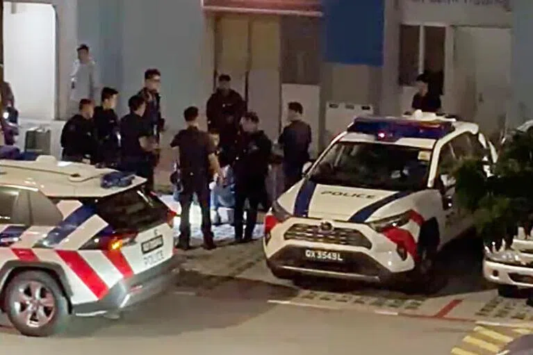 大批警员到场调查，气氛紧张。（受访者提供）