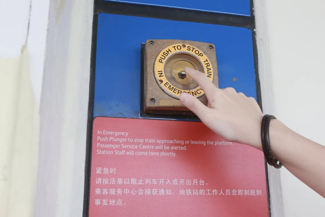 有乘客担心男子的安全，按下紧急按钮。（潘丰源摄）