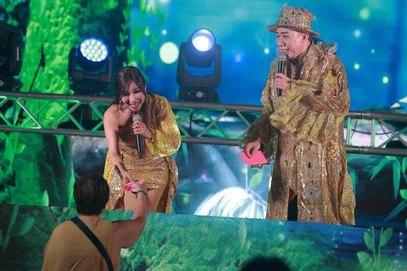 吕伟伦和李爱玲一身闪亮登台。（纪允贤摄）