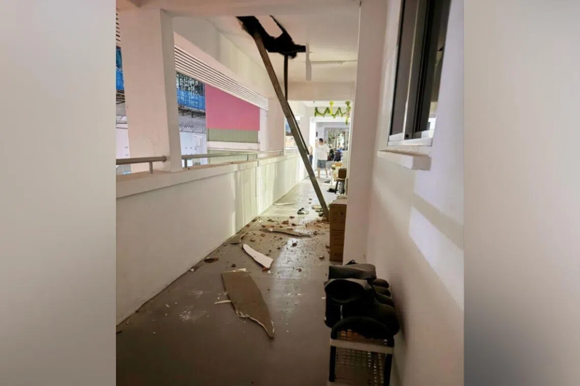 走廊天花板被钢条击穿，板块碎片等散落一地，居民纷纷走出来查看。（受访者提供）