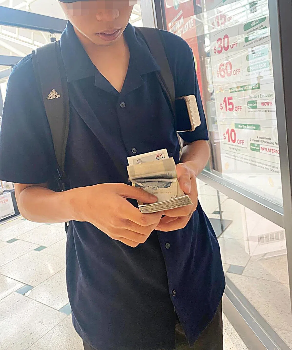 女苦主拍下陌生男子向她取钱的照片。（受访者提供）