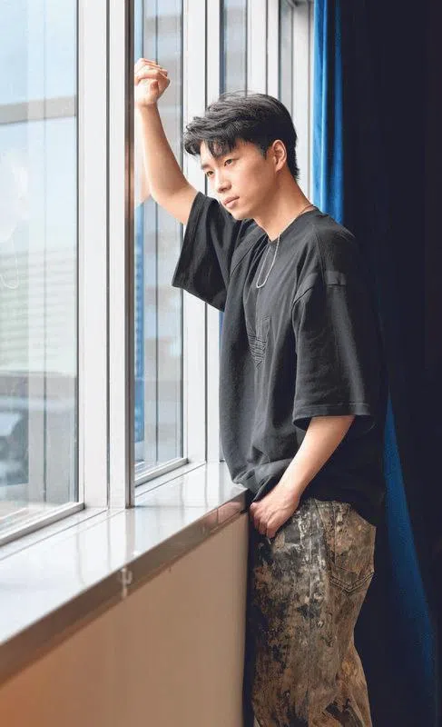 曹杨目前正在筹备新歌，希望新作品能为粉丝带来惊喜。（庄耿闻摄）