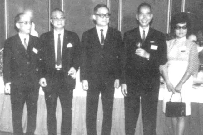 《新明日报》创刊酒会上，中间为社长金庸，右二为董事主席梁润之，左一是督印人潘洁夫。