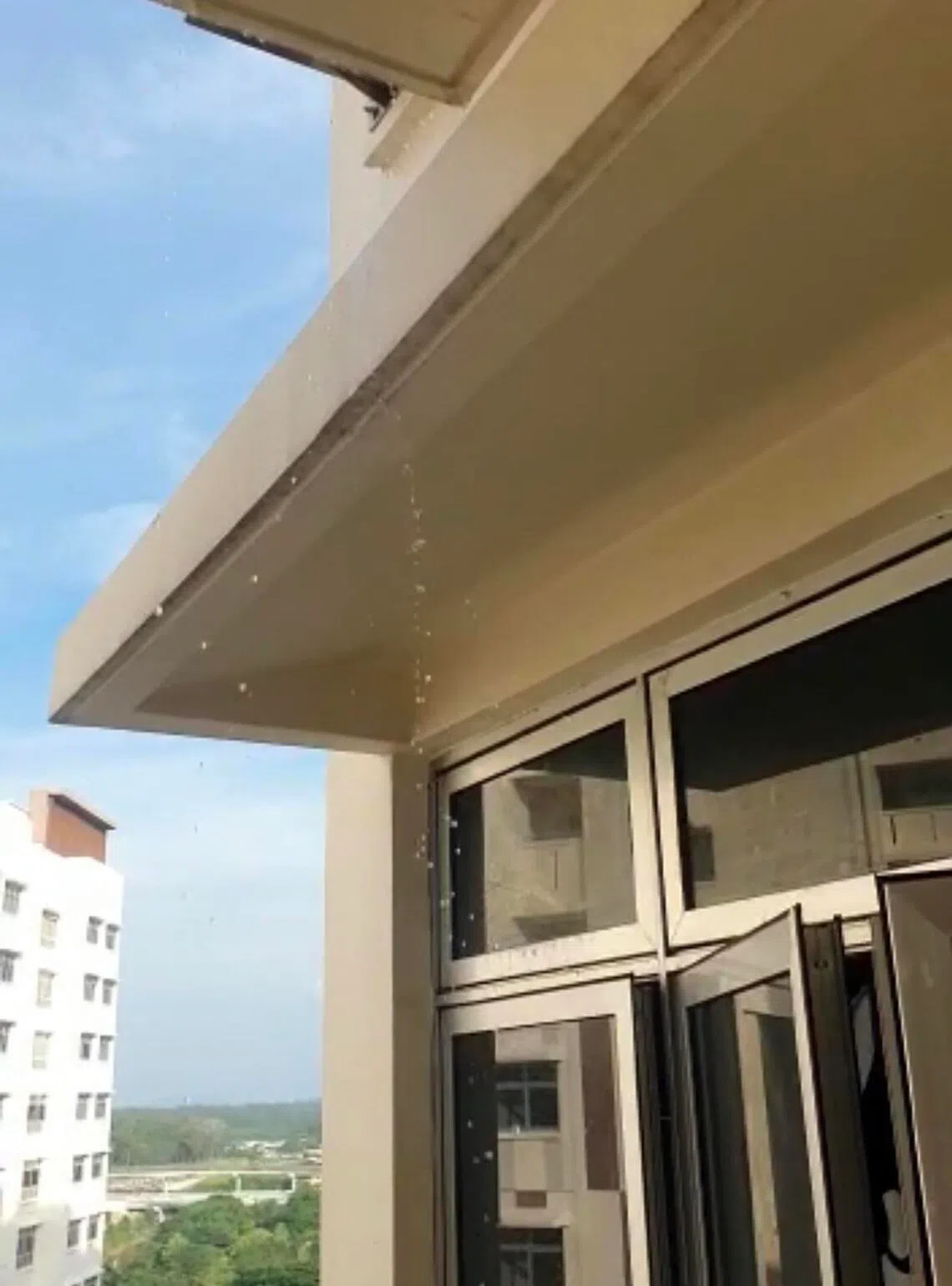 李女士指妇女泼水到楼下，多次打湿她的衣物。（受访者提供）