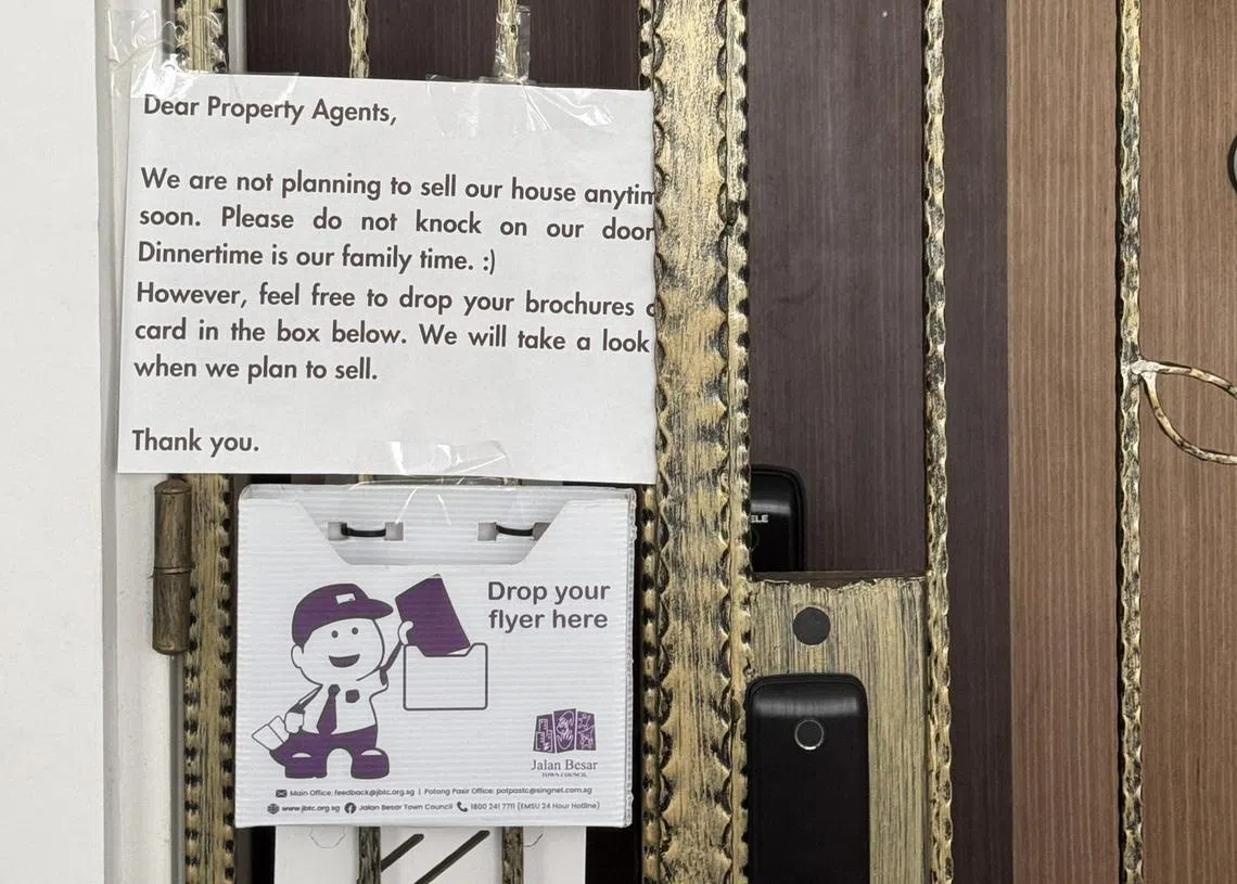 有居民贴告示恳请房屋经纪不要敲门询问是否要卖屋，还准备信箱让经纪投放传单。（冯凯麟攝）