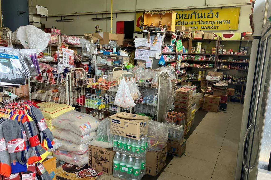 咖啡店也在未持照的情况下开设了一个小超市。（食品局提供）