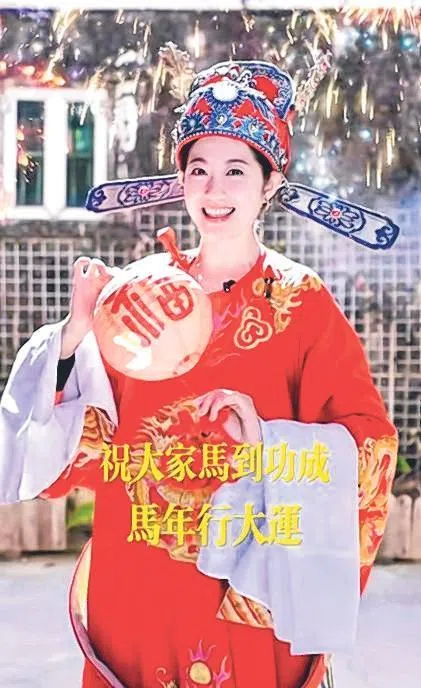 陈自瑶转身变成“女财神”。（取自网络）