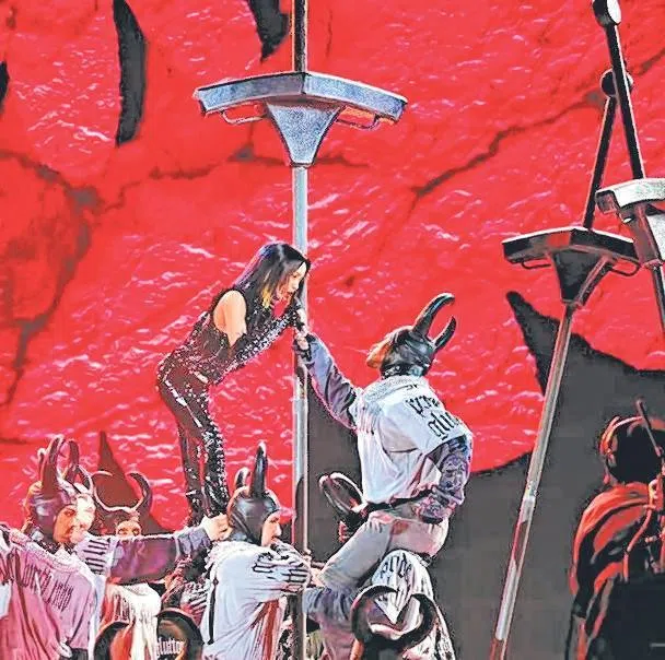 蔡依林深圳演唱会上新加入“爬竿”演出。（取自网络）