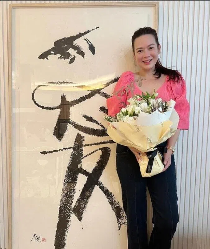 方展发分享老婆捧着一大束玫瑰的照片贴文。（取自网络）