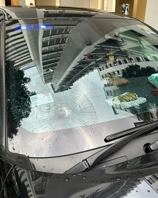追债公司的车子也被对方的头盔敲裂。（受访者提供）