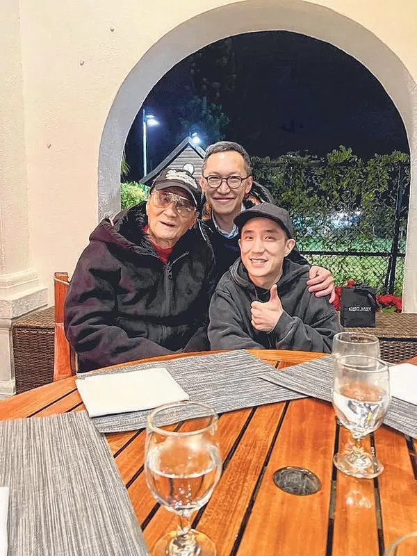 谢贤、杨毅敏医生与房祖名相聚。（取自网络）