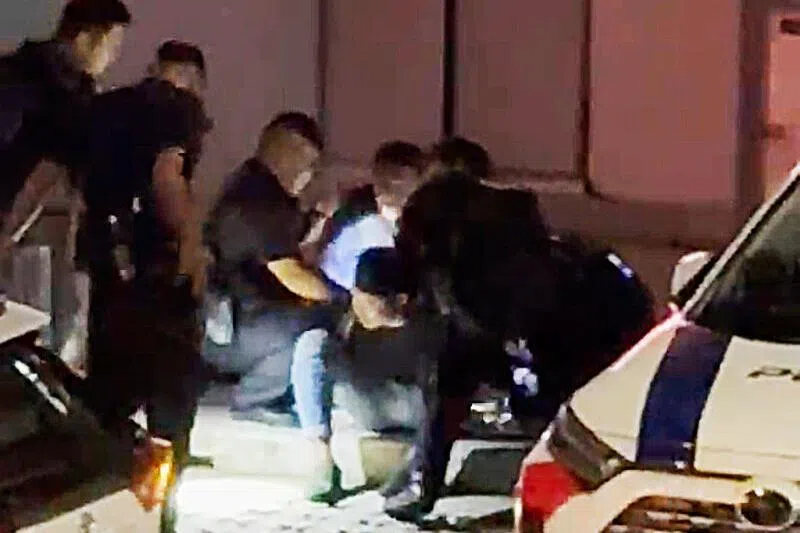男子在上铐过程中并没有挣扎。（受访者提供）
