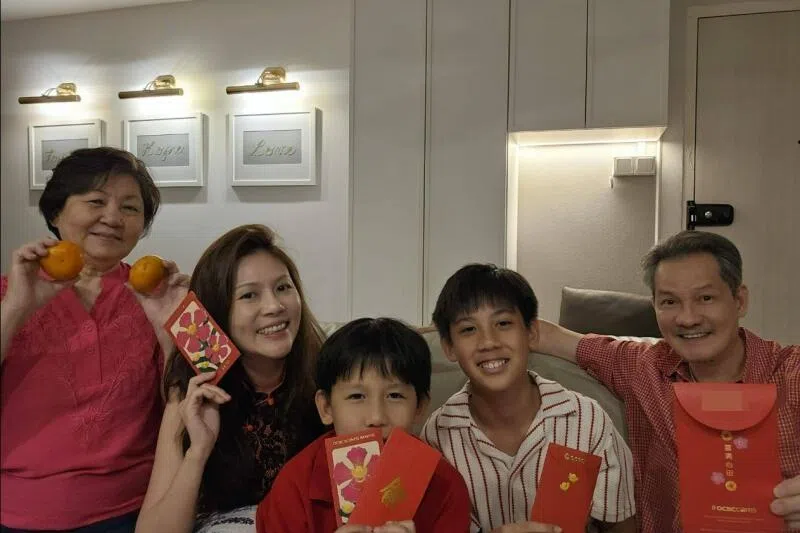 宏荣（右）会灌输孩子关于华人新年的传统习俗。（受访者提供）