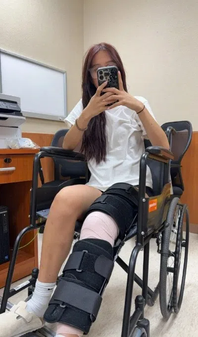 钟丽缇二女儿Jaden暂时要坐轮椅。（互联网）