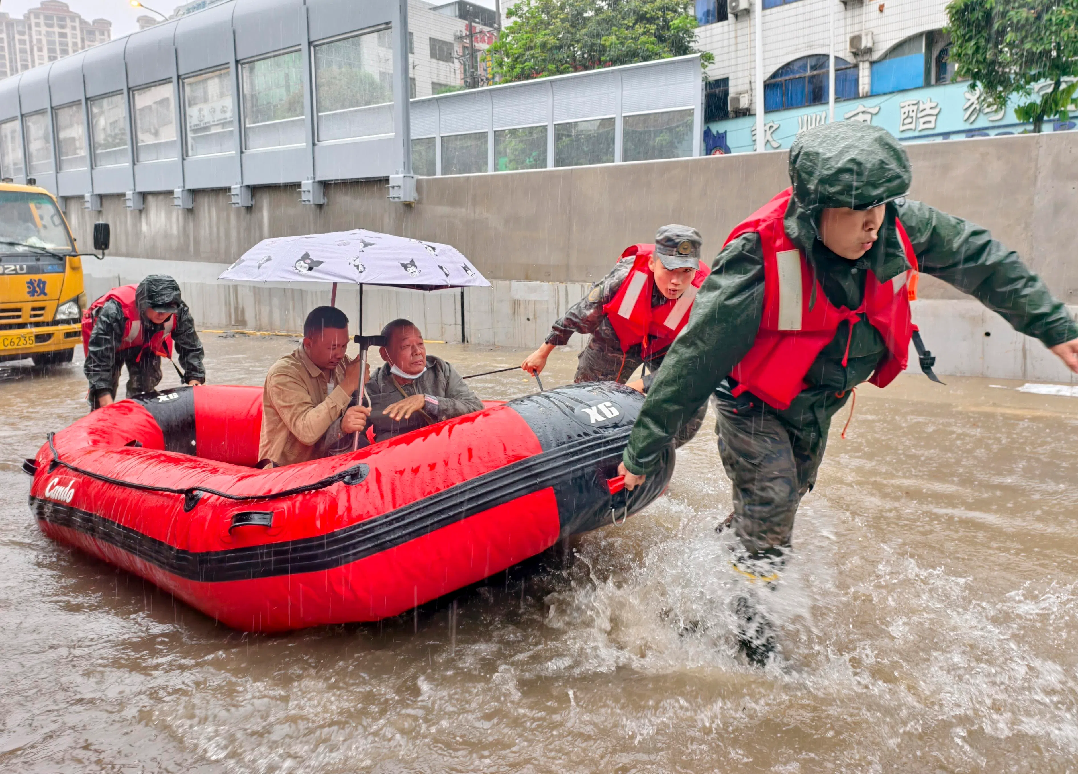 武警官兵星期一（4月27日）在钦州市新华路附近用冲锋舟将需要就医的群众送往附近的医院。（新华社）