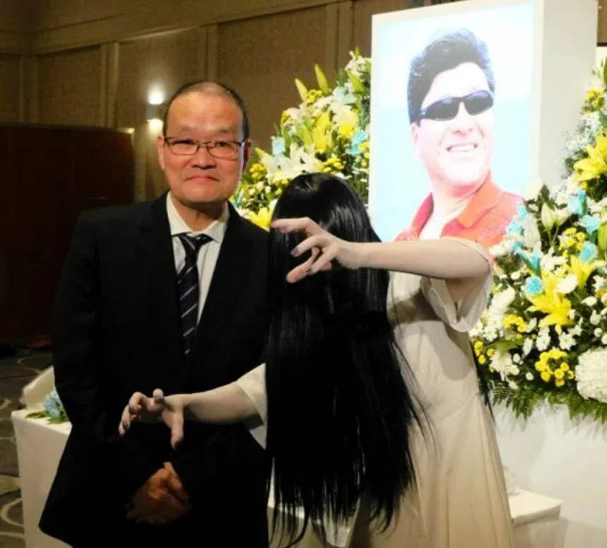 铃木光司送行会上，《午夜凶铃》电影导演中田秀夫与突然现身的“贞子”同框。（互联网）