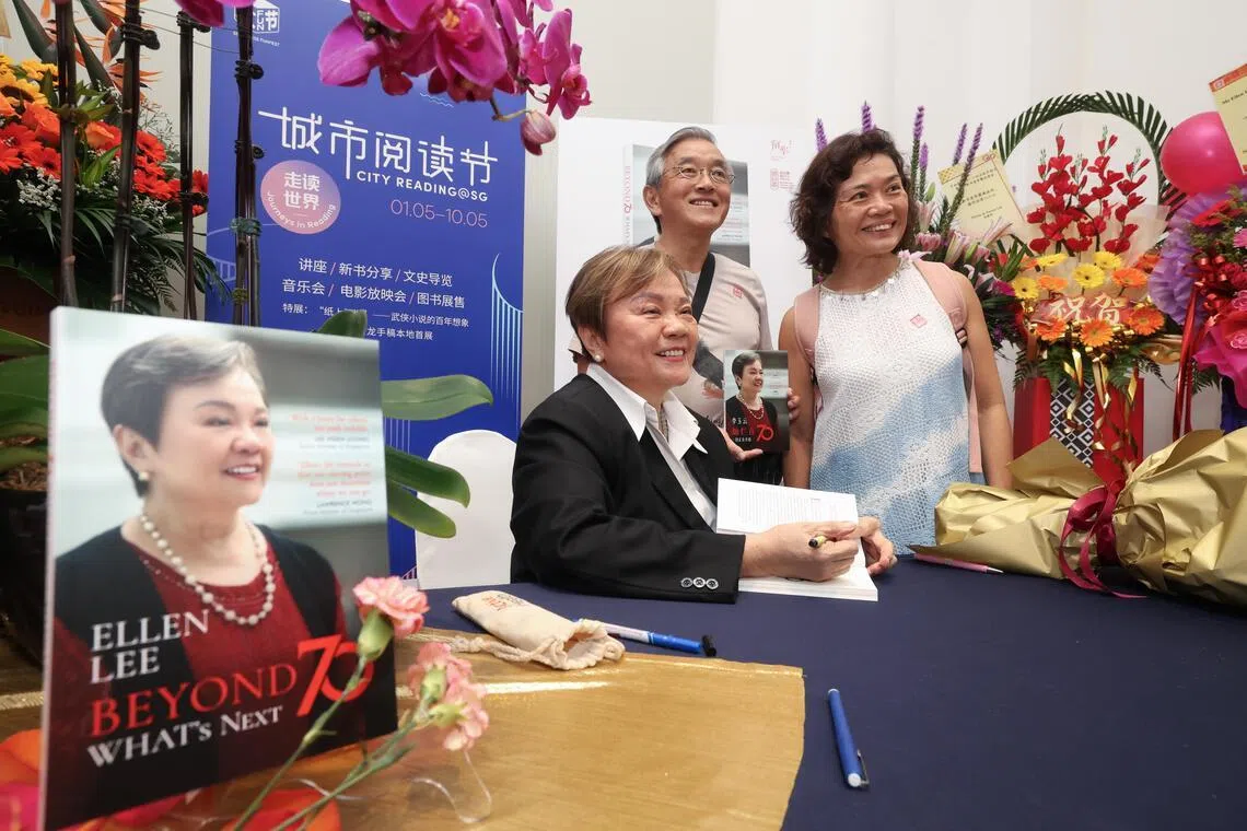 出席发布活动的宾客和读者均获赠新书《灿烂在70：一切正在开始》，并耐心排队，请作者、前议员兼执业律师李玉云签名并合影。（关俊威摄）