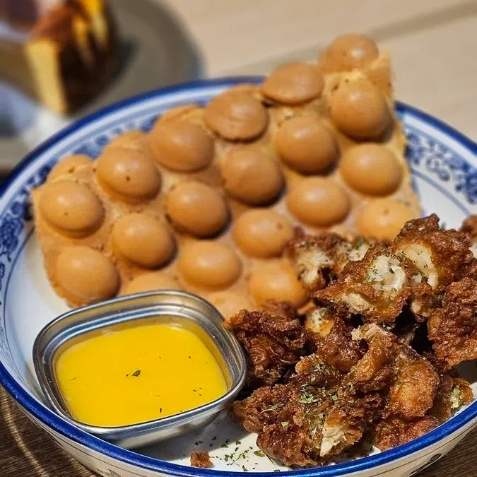港式小吃鸡蛋仔配炸鸡，口味中西合璧。（黄亿敏摄）