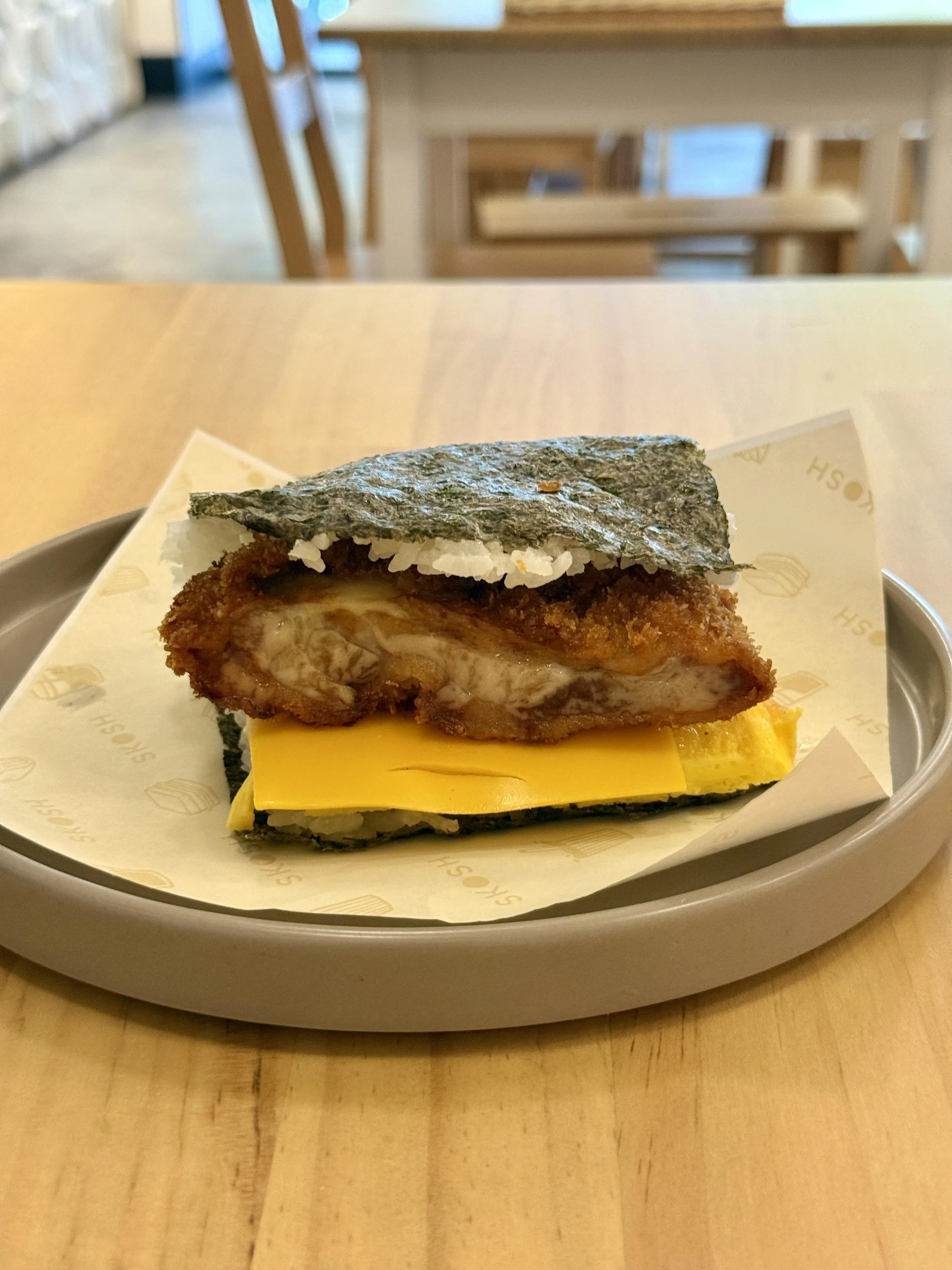 馅料丰富的炸鸡扒饭团三明治，美味饱足。（陈映蓁摄）