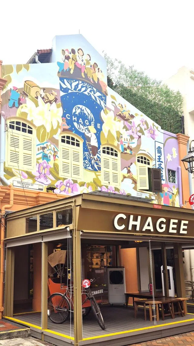 茶姬新门店的手绘大型壁画，为牛车水增添全新风景。（陈爱薇摄）