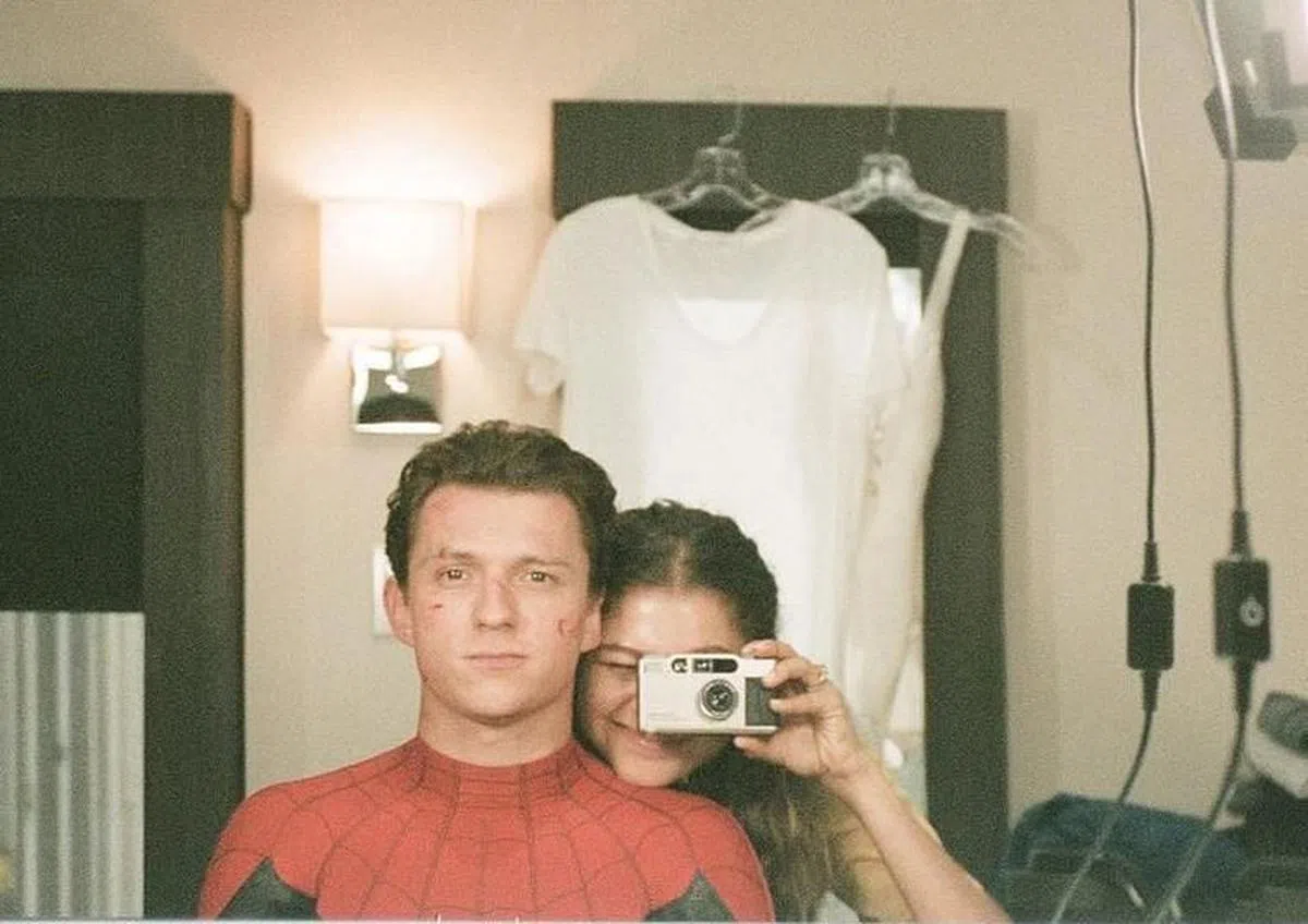 Tom Holland（左）和Zendaya Coleman官宣示爱照片，排名第10。（IG）