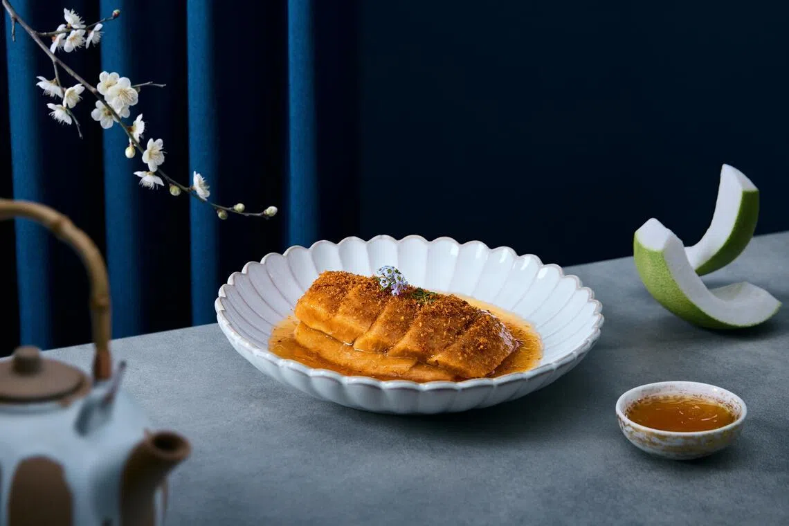 豆瓣酱虾子焖柚皮是少见的粤式怀旧功夫菜。（餐馆提供）