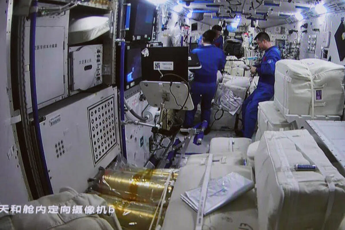 天舟五号货运飞船星期六（11月12日）与空间站天和核心舱成功对接，图为在北京航天飞行控制中心拍摄的天舟五号与空间站组合体完成对接后天和核心舱内的情况。（新华社）