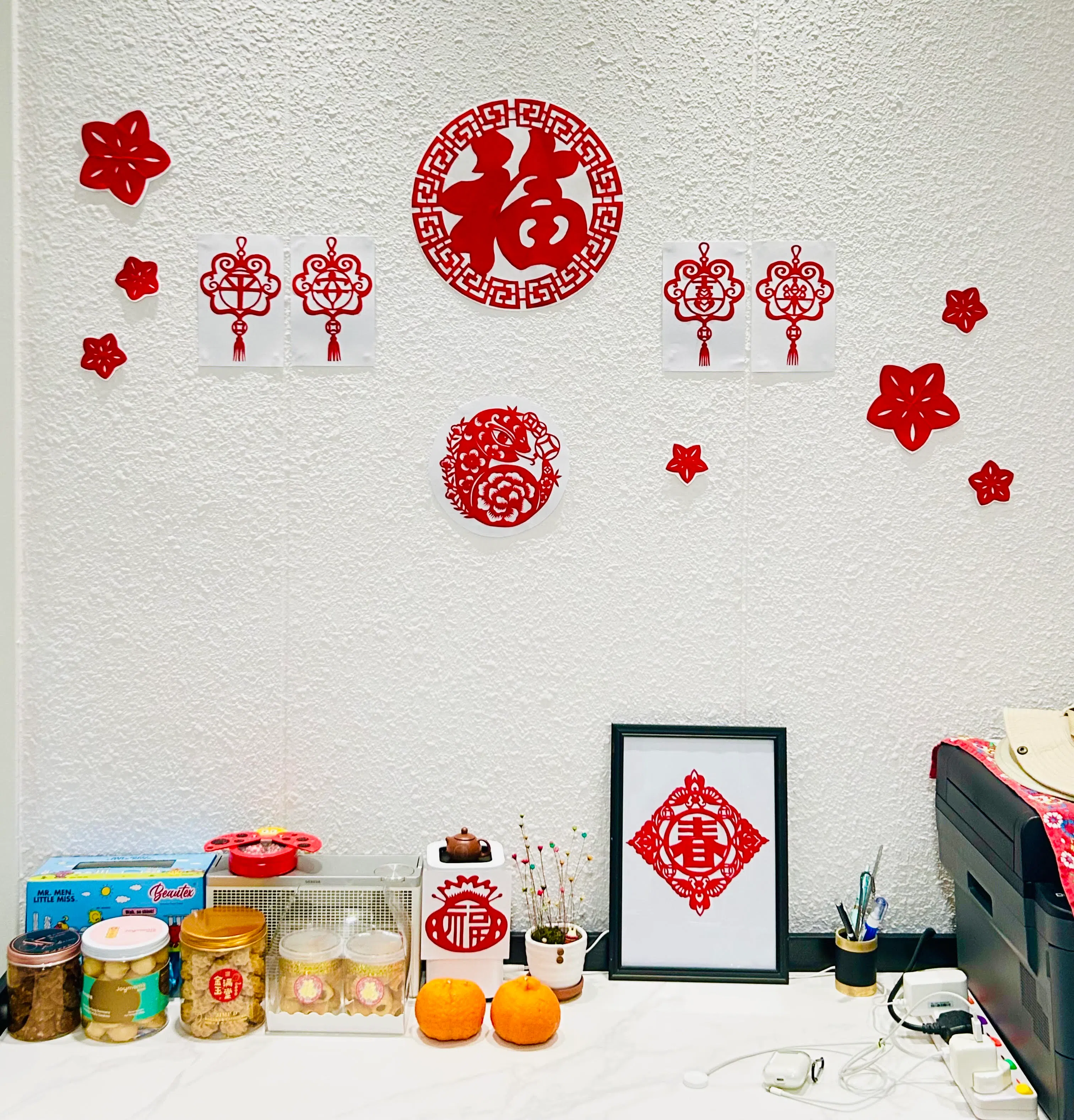 每年农历新年，谢悦清家中挂满自己手作的剪纸。（受访者提供）