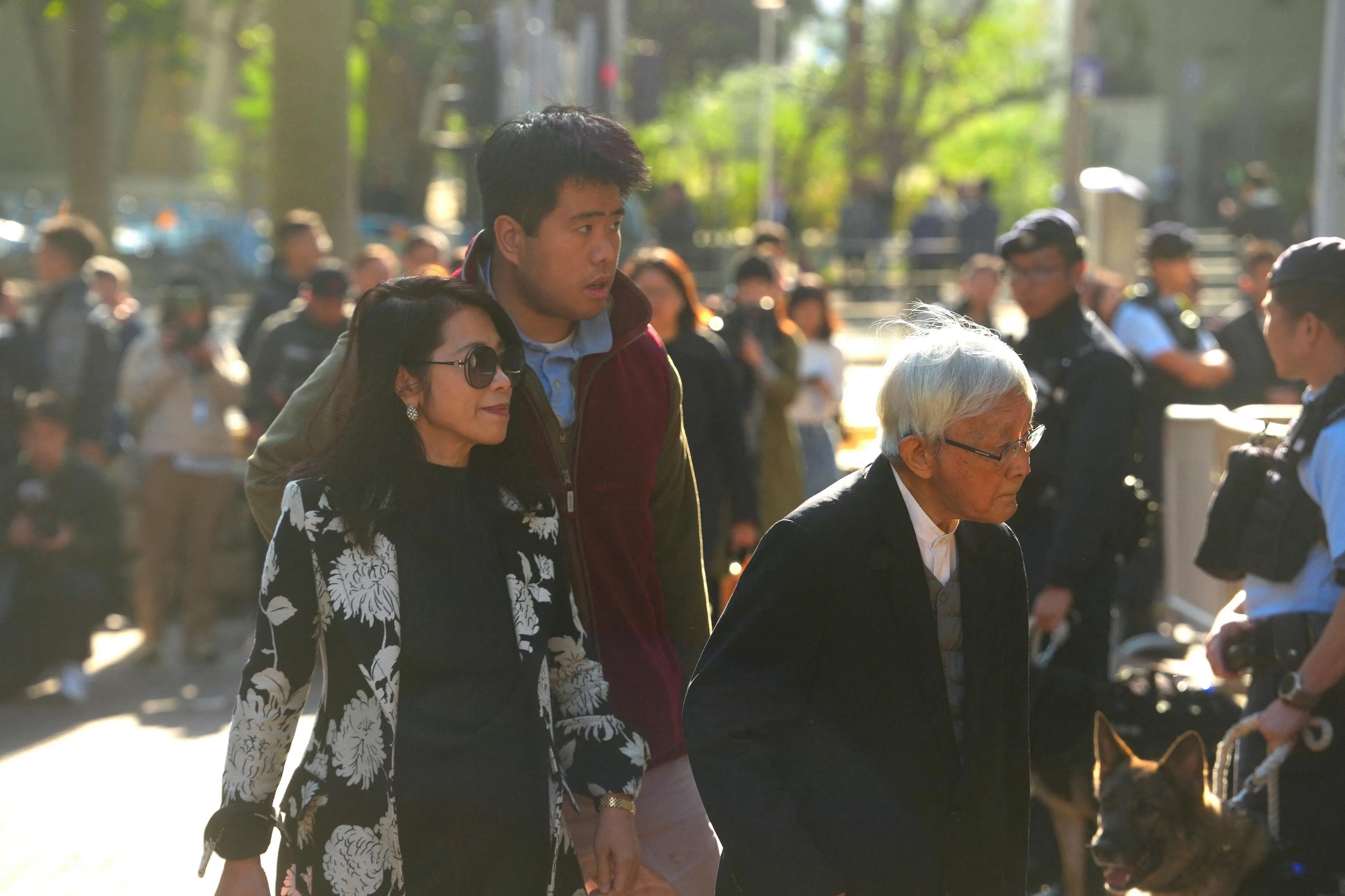 黎智英的妻子及儿子，以及天主教香港教区荣休主教陈日君星期一（12月15日）早上抵达西九龙裁判法院，聆听黎智英案件判决结果。（路透社）
