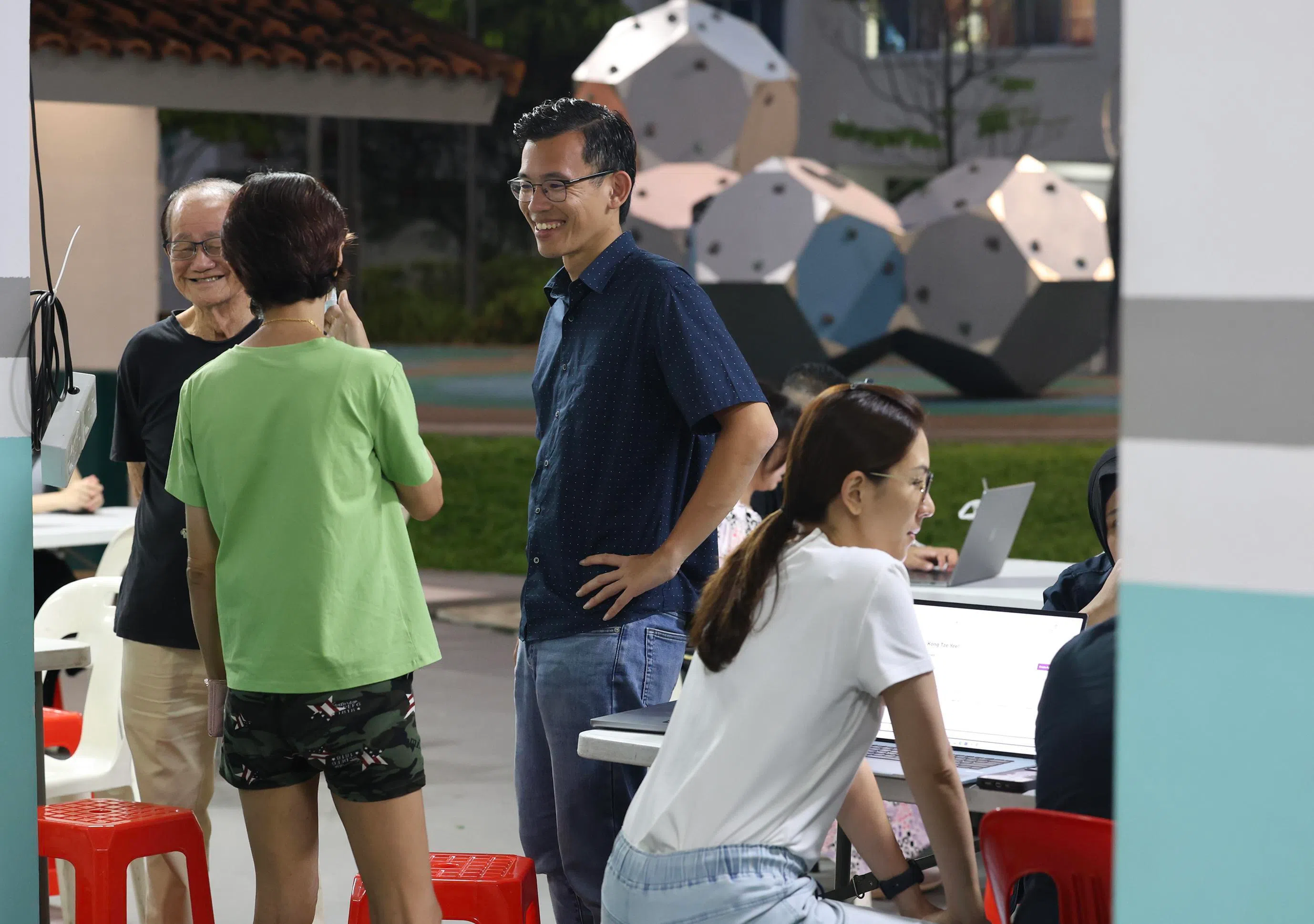 通过语言培训计划，工人党阿裕尼集选区议员张文杰（右）建立起用华语自然交流的信心和所需的词汇量。他说，或许表达不尽完美，但用华语很多时候能显著促进与民众对话，拉近彼此的距离。（档案照片）