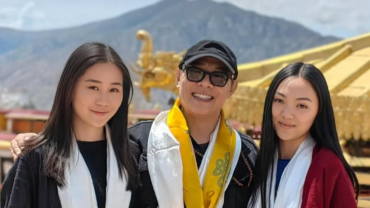 李连杰（中）与利智生的两个爱女，长女李真好（右）和幼女李安淇，父女感情很好，时常一同修习佛法。（互联网）