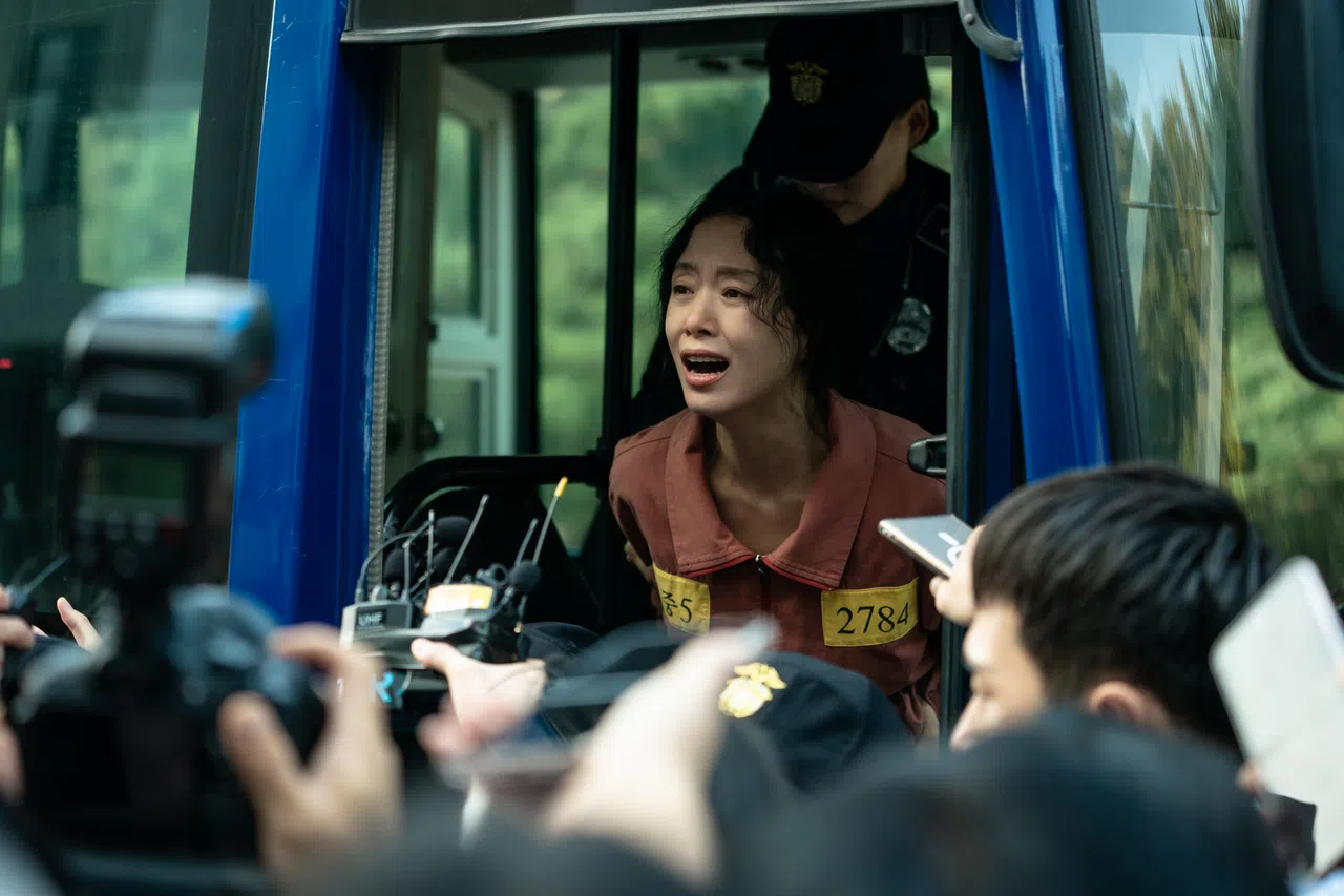 安允秀（全度妍饰）被指控是杀害丈夫的杀人犯，含冤入狱。（Netflix提供）