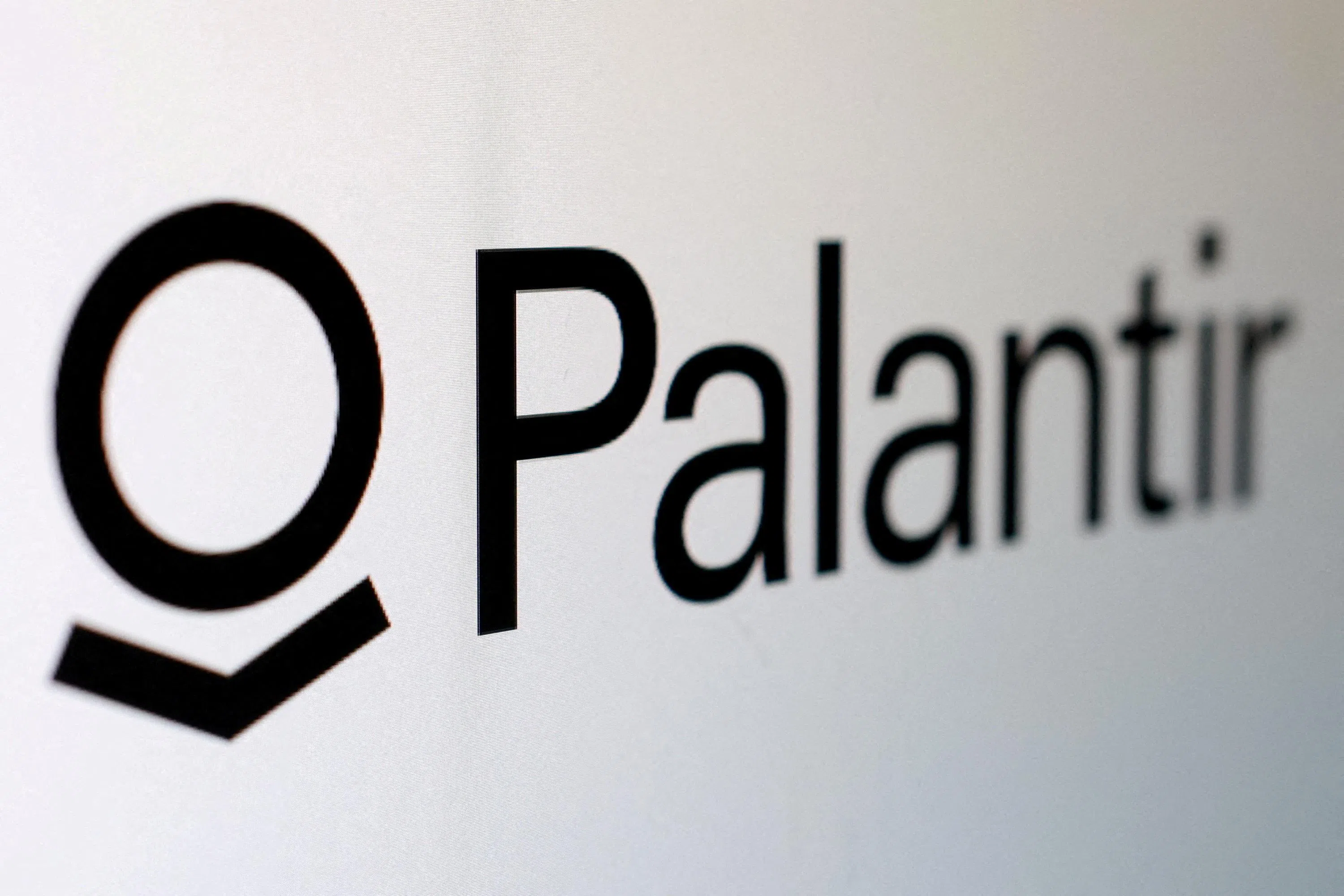 Palantir第二季度的美国商业业务剩余合同价值（Remaining Deal Value）同比增加约一倍，达到62亿4000万美元，显示未来基本收入又进一步扩大，也为后续增长提供更高的能见度。（路透社）