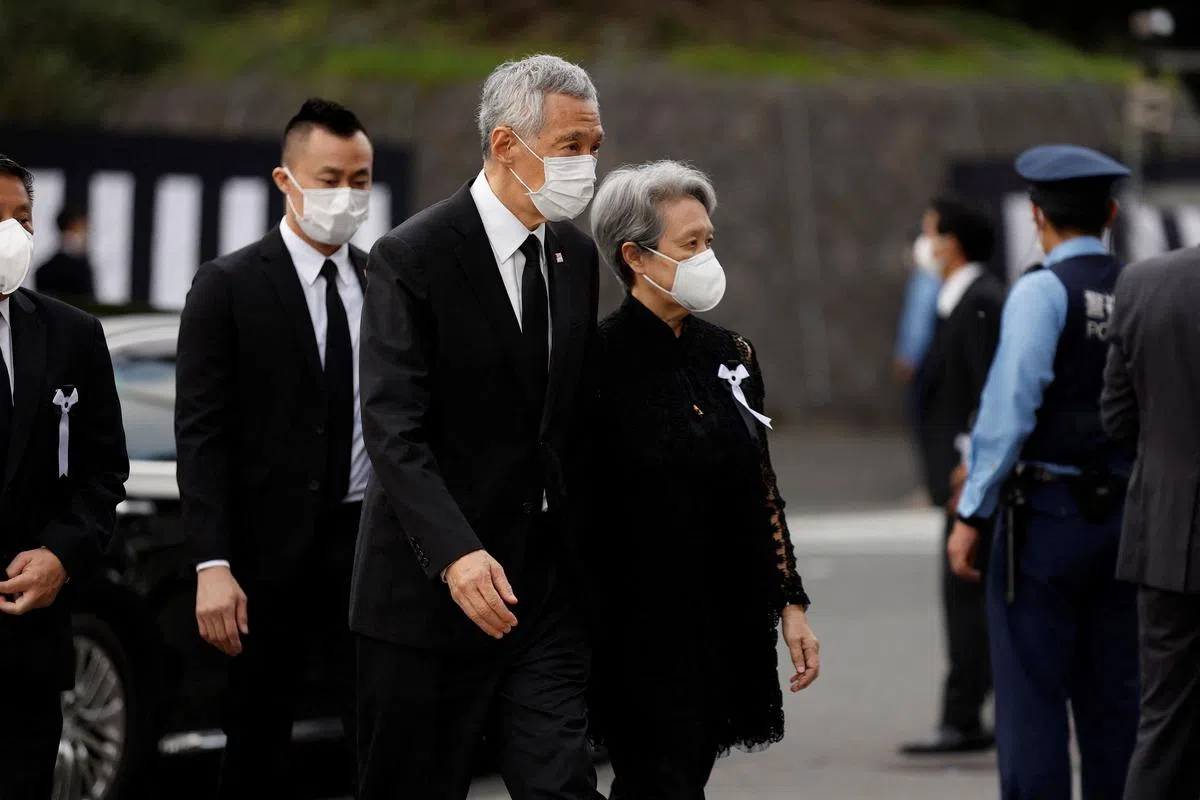 新加坡总理李显龙与夫人何晶，抵达国葬地点日本武道馆。（路透社） 
