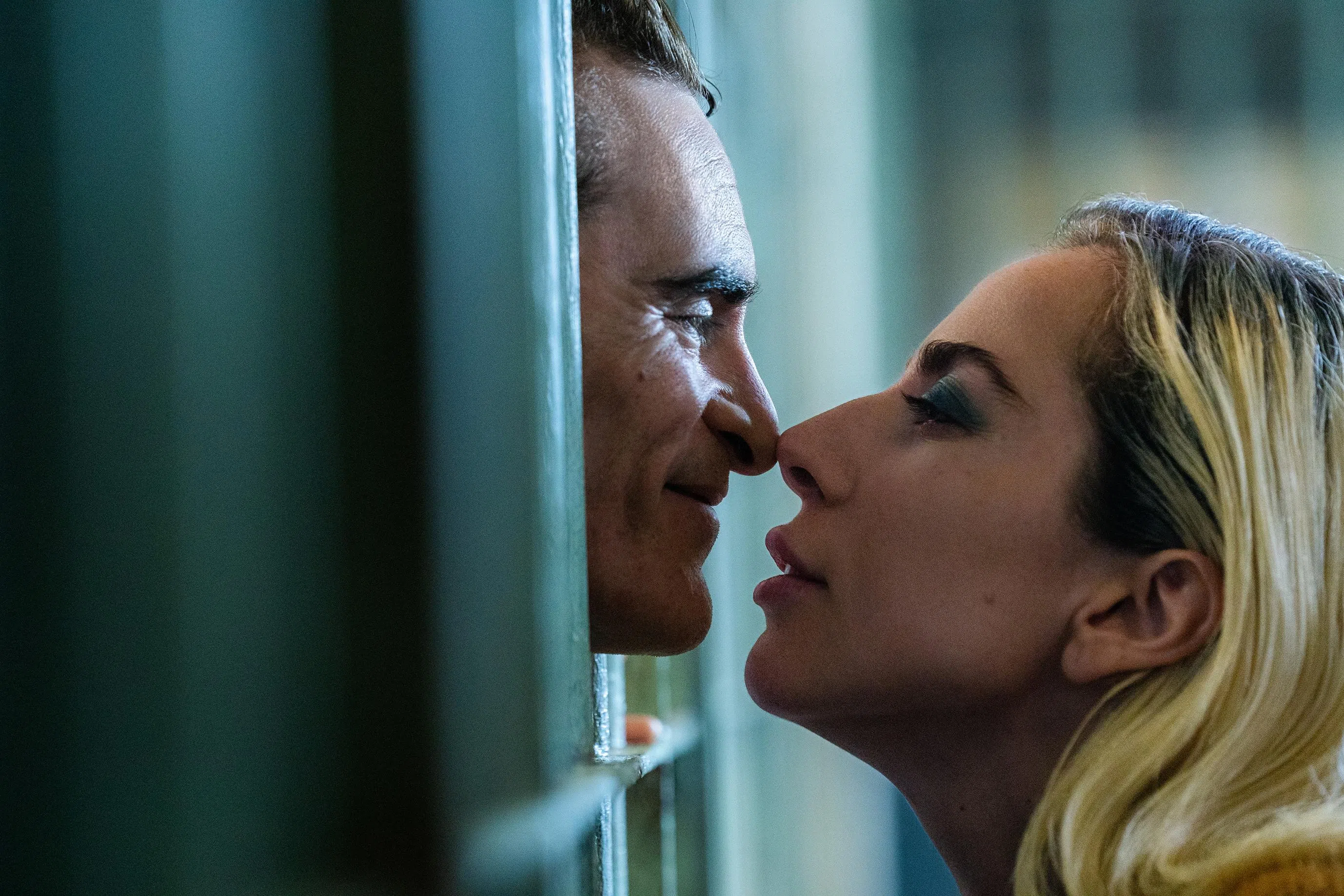 女神卡卡（右）携手Joaquin Phoenix（华坚冯力士）主演的《小丑：双疯》2024年10月在新加坡公映。（华纳兄弟提供）